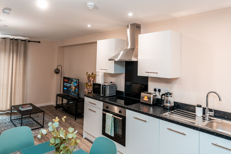 Private kitchen 2, Captivating 2-bed Apartment in Manchester, Manchester