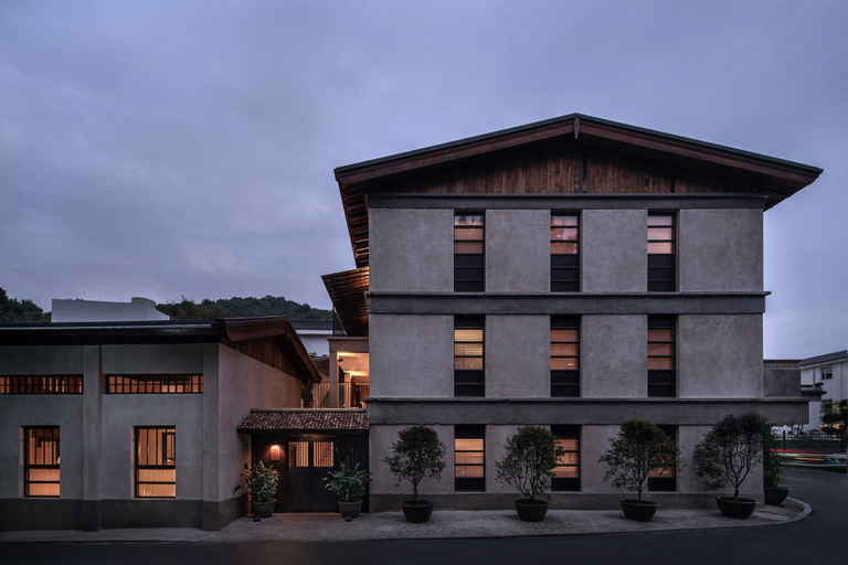 Exterior & Views