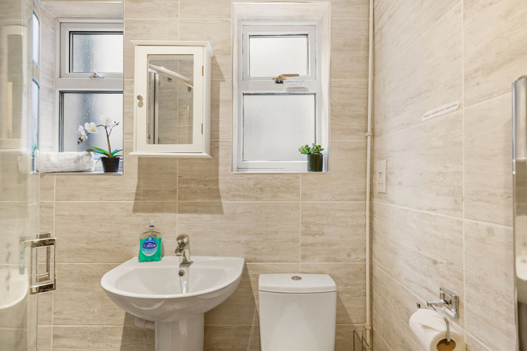 Bathroom 3, Modern 4BR Victorian Home Near Luton Airport, Luton