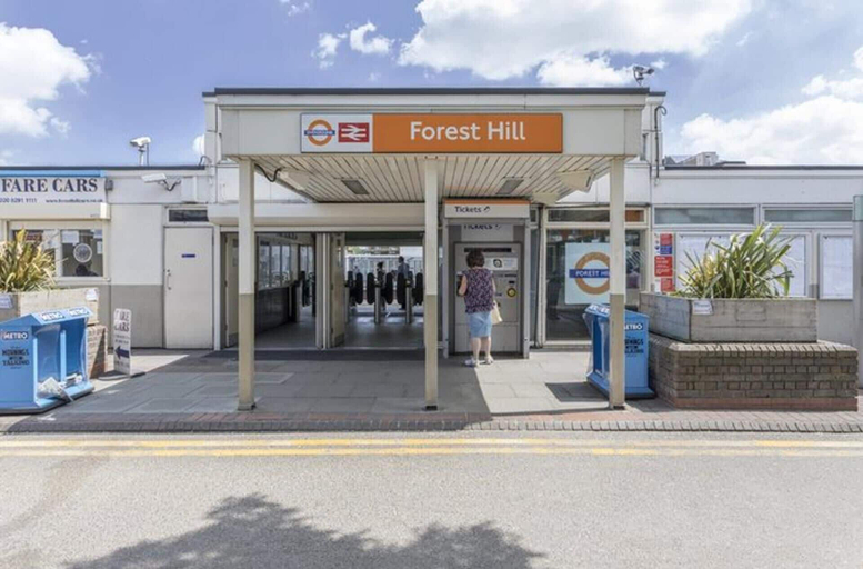 Exterior & Views 2, Charming 5 Star 3 Bed London Flat, Garden, Parking, London