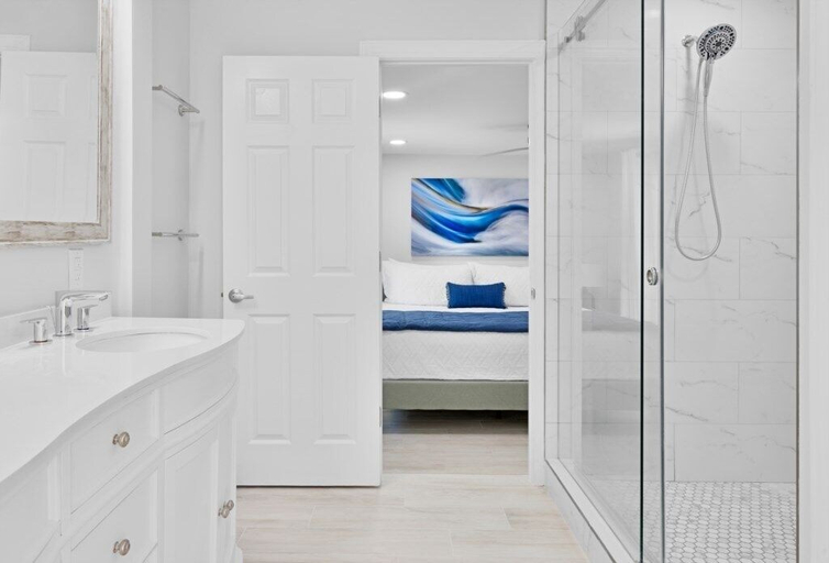 Bathroom 3, Murmond 5 Bedroom Home by RedAwning, Lee