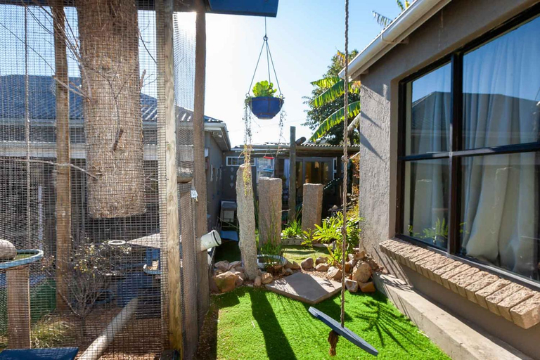 Others 4, Penguin - Double En-Suite Studio, City of Cape Town