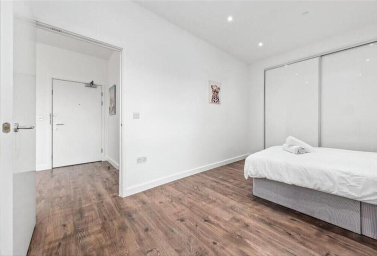 Room 3, Captivating 1-bed Apartment 15 min to Londonbridge, London