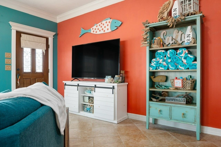 Room 4, The Lazy Lobster 3 Bedroom Home by RedAwning, Galveston
