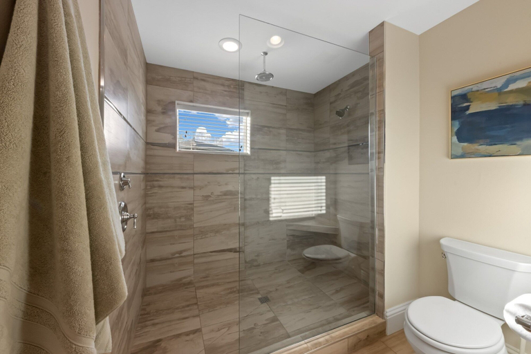 Bathroom 5, Chasing Sunsets managed by Beach Retreats, Manatee