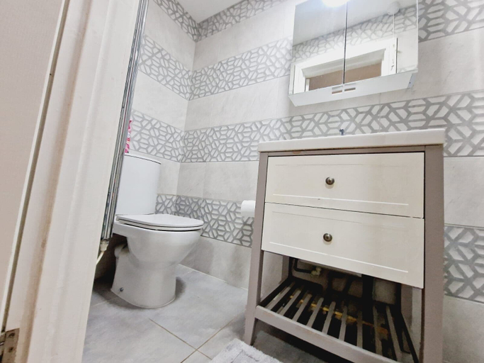 Bathroom 2, Deluxe 1-bed Apartment in Greenford, London