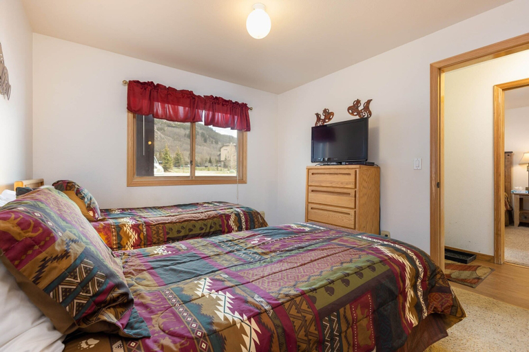 Room 4, 113 Cinnamon Ridge 2 Bedroom Condo by RedAwning, Summit