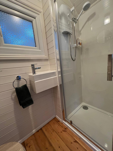 Bathroom 1, The Green Hut, East Sussex