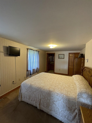 Room 3, Loon Lodge Limit 8 3 Bedroom Home by RedAwning, Cumberland
