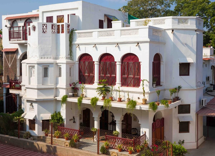 Heritage spacious room-in a colonial bungalow, Udaipur