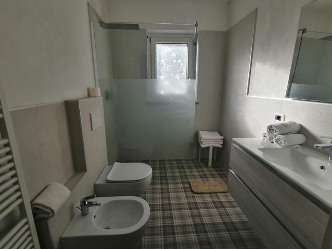 Bathroom 3, Superior Apartments Giovannini, Trento