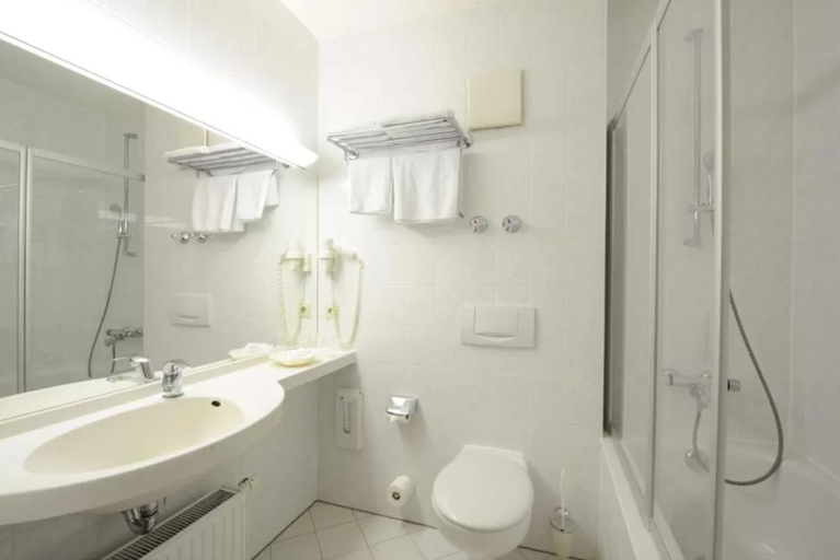 Bathroom 3, Hotel Poinger Hof, Ebersberg