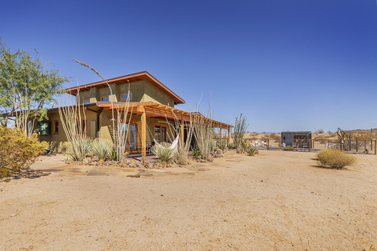Exterior 5, Moonview Modern Hot Tub, Bbq & Private Pool 2 Bedroom Home by RedAwning, San Bernardino