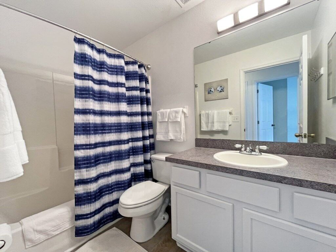 Bathroom 4, Holborn Delight 3 Bedroom Home by RedAwning, Polk