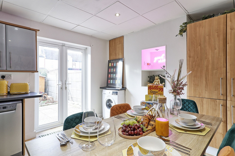 Food & Drinks 5, Big 3bed 2bath House Tropical Oasis Pet Friendly!, Southend-on-Sea