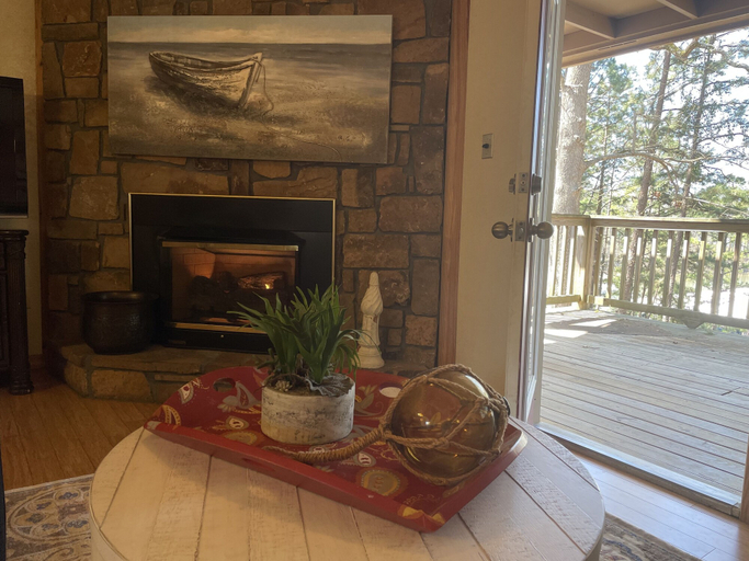 Interior 4, Mountain Harbor two bedroom Lodge cottage by RedAwning, Montgomery