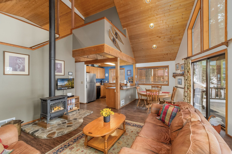 Living area 3, Jack's Cabin 2 Bedroom Home by NW Comfy Cabins, Chelan