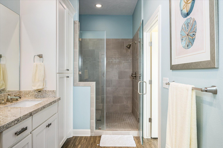 Bathroom 5, Sweetsol 4 Bedroom Home by RedAwning, Galveston