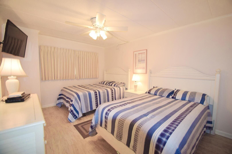 Room 2, Marigot Beach 209 2 Bedroom Condo by RedAwning, Worcester