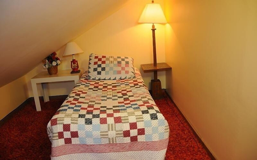 Bedroom 3, Seven Springs 2 BR Loft Condo, Private Deck by RedAwning, Somerset