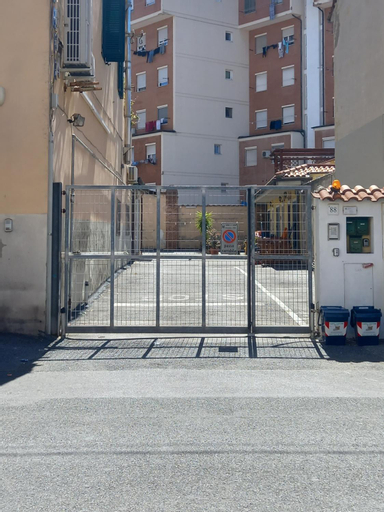 "La Casita", 2 Floors Apartment, Private Parking 1 car OR 2 Bikes, Air-Cond and Terrace, Livorno