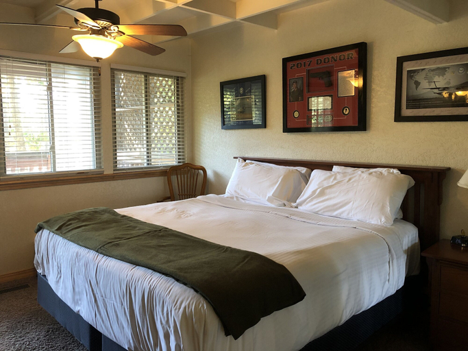 Room 5, Mountain Harbor Forest View Lodge cottage by RedAwning, Montgomery