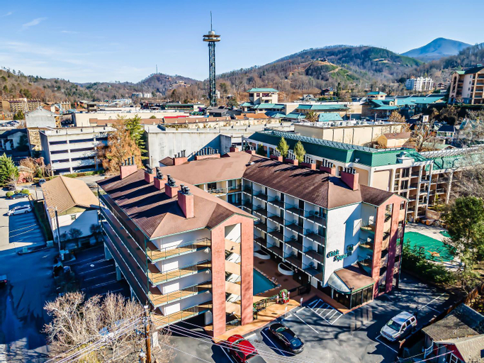 Lovely condo w/ indoor pool *only steps to parkway, Sevier