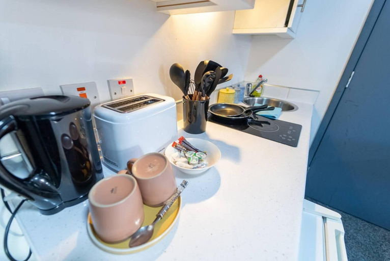 Private kitchen 5, Homely Studio Next to City Centre, Birmingham