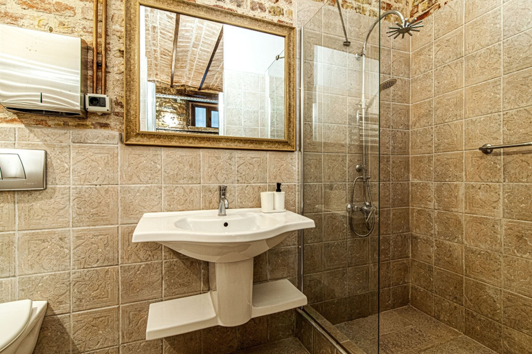 Room 4, Centrally Located Historical Flat in Beyoglu, Beyoğlu