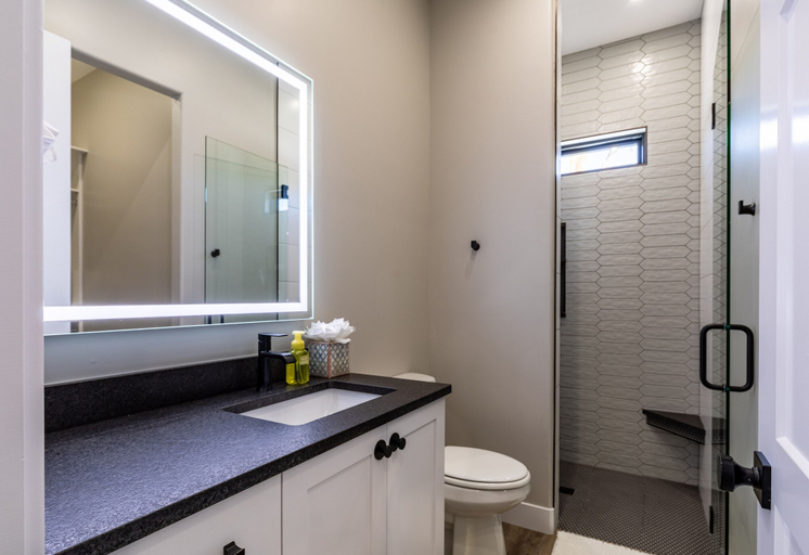 Bathroom 4, Desert Dreaming 2 Bedroom Home by RedAwning, Washington