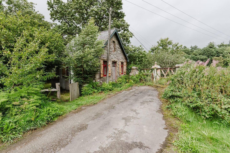 Exterior & Views 2, Beautiful Riverside Lodge in Newbridge on Wye, Powys