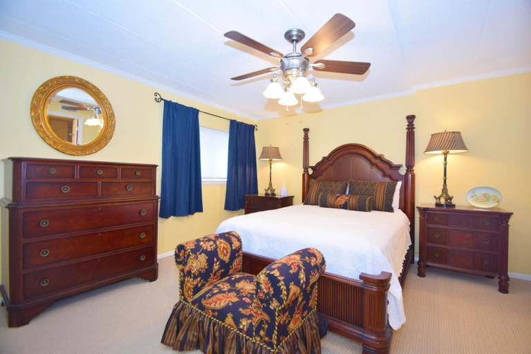 Room 2, Harbour Island 304k 2 Bedroom Condo by RedAwning, Worcester