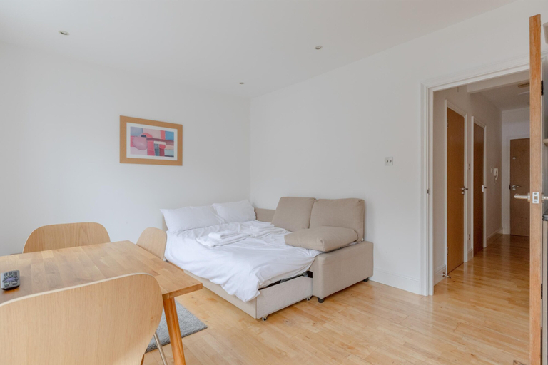 Room 3, Bright and Spacious 1BD Flat - Camden, London