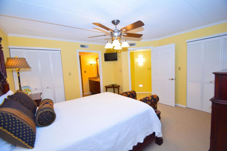 Room 5, Harbour Island 304k 2 Bedroom Condo by RedAwning, Worcester