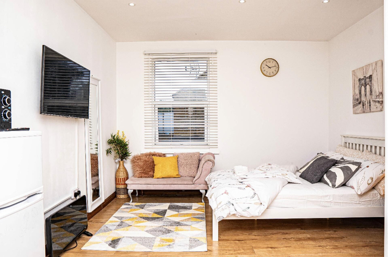 Others 5, Luxury Studio Flat in London, London