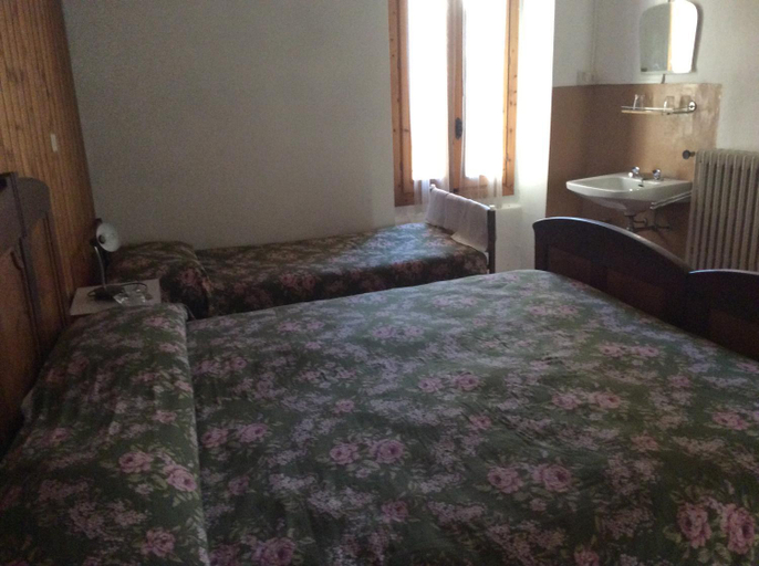 Bedroom 3, Albergo Cervo, Brescia