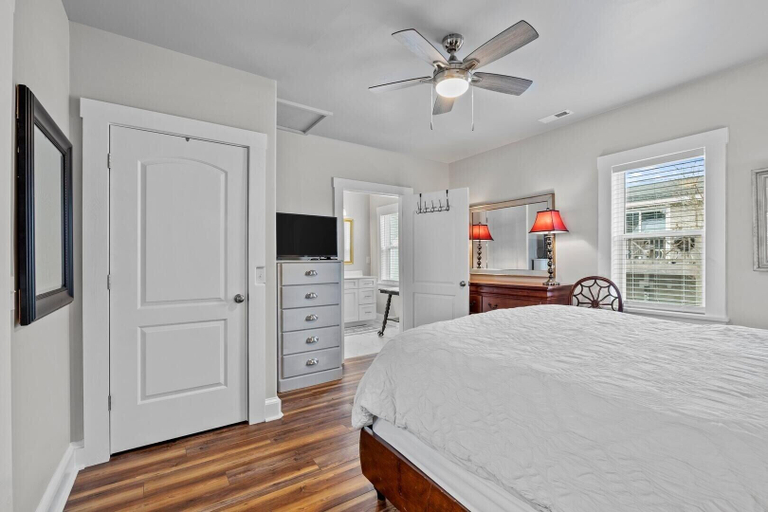 Room 5, Conch's Point Cottage 2 Bedroom Home by RedAwning, Carteret
