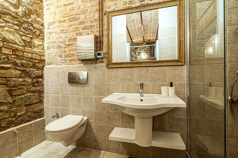 Room 3, Centrally Located Historical Flat in Beyoglu, Beyoğlu