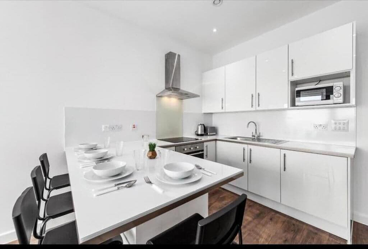 Private kitchen 4, Captivating 1-bed Apartment 15 min to Londonbridge, London