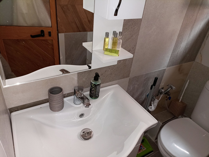 Bathroom, Apartment in Front of Plazh Beach, Durrësit