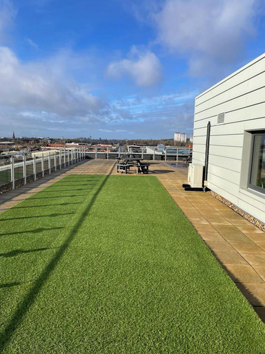Outdoor dining, 1B Steps to Uni & Stadium - Wi-fi, Brekie, Netfilx, Manchester