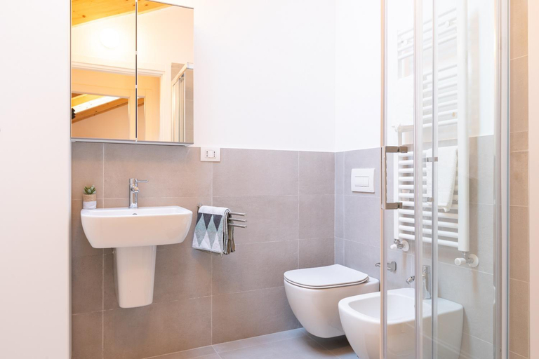Bathroom 2, JOIVY Solari Tolstoj Apartments, Milano