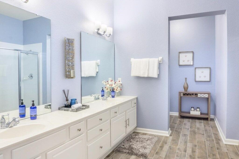 Bathroom 4, Lakeview Penthouse Elegance 3 Bedroom Condo by RedAwning, Orange