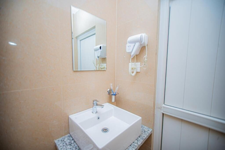 Bathroom 3, Majheri Resort and Spa, Gandaki