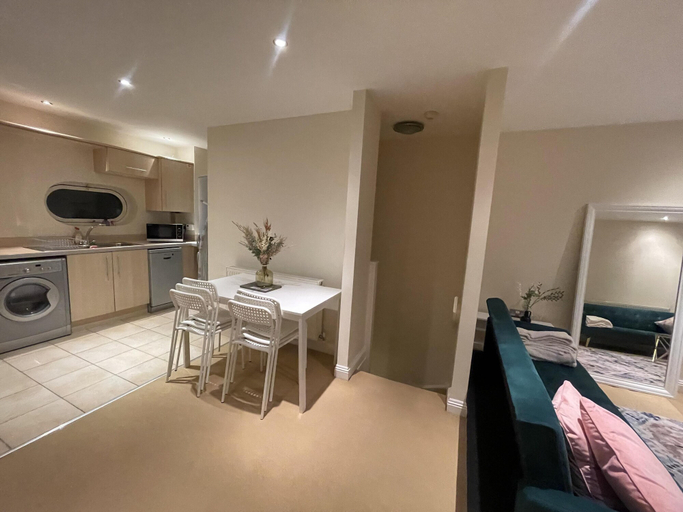 Others 4, Free Parking Near City Centre & Stadium Sleeps 6-8, Leicester