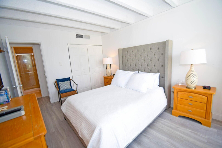 Room 3, Jada 2b 1 Bedroom Condo by RedAwning, Worcester