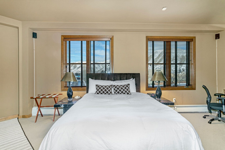 Room 2, 330 Chapel Square 3 Bedroom Condo by RedAwning, Eagle