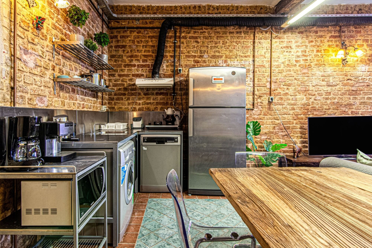 Room 2, Centrally Located Historical Flat in Beyoglu, Beyoğlu