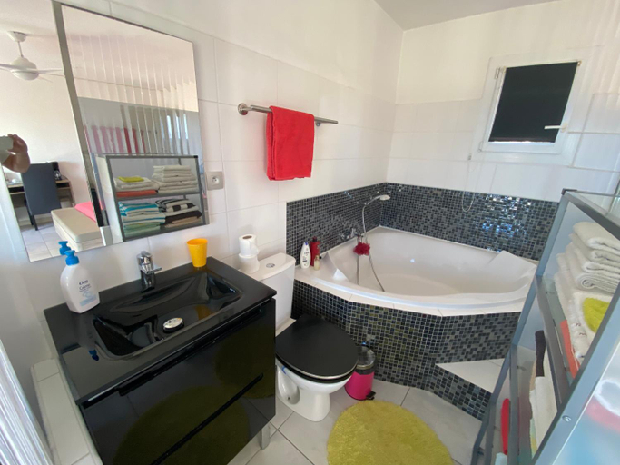 Bathroom, Charmante chambre avec vue mer parking gratuit exterieur, Bouches-du-Rhône