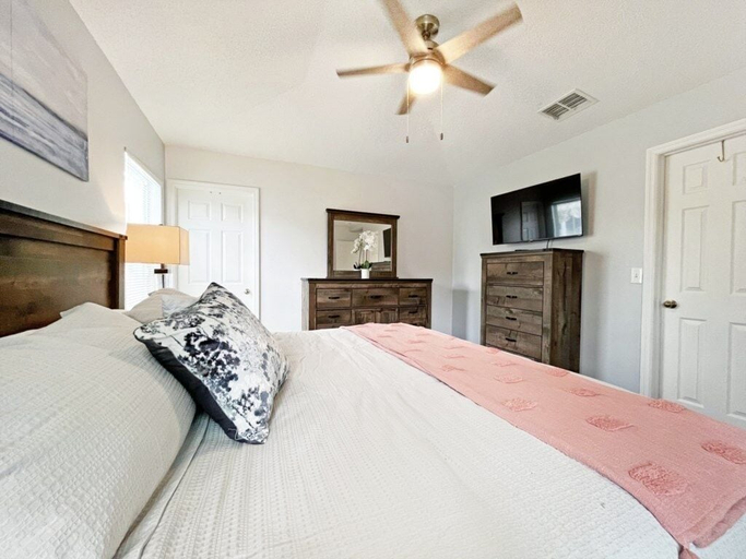 Bedroom 3, Holborn Delight 3 Bedroom Home by RedAwning, Polk